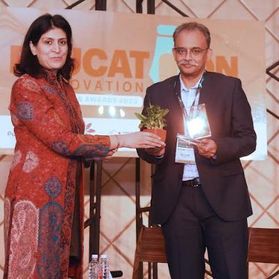 The Best Employability Award and Ritu Marya, Editor-in-Chief, Entrepreneur India presenting a memento to Anish Srikrishna, CEO, TimesPro during their Fireside Chat on Empowering India’s Knowledge-Based Economy
